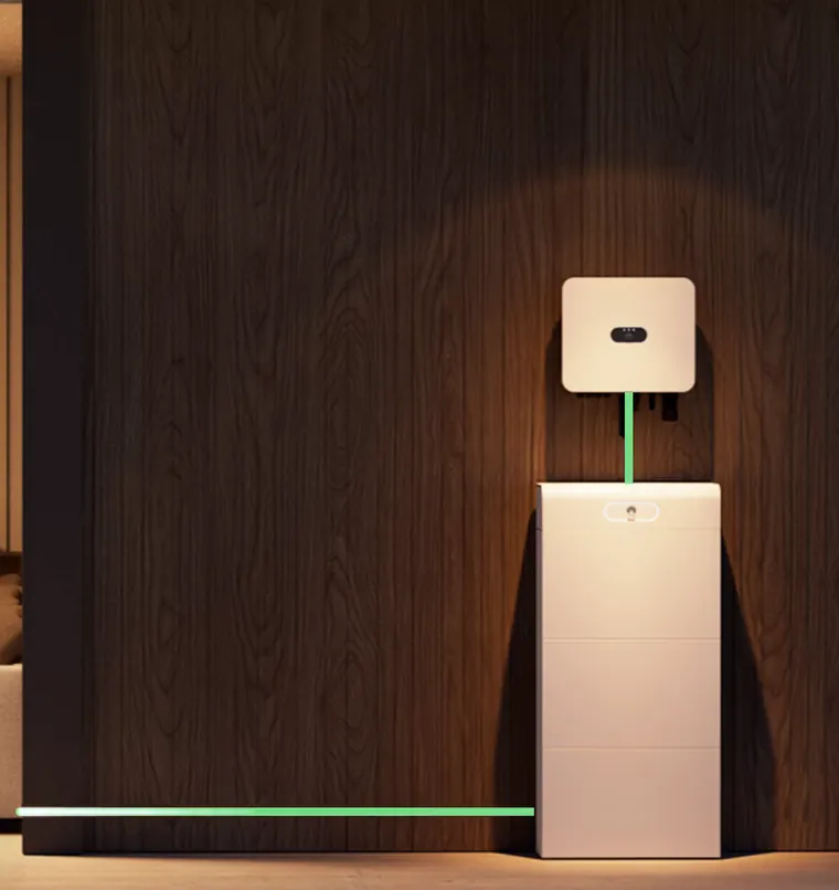 Batterie de stockage modulaire et onduleur installés au mur