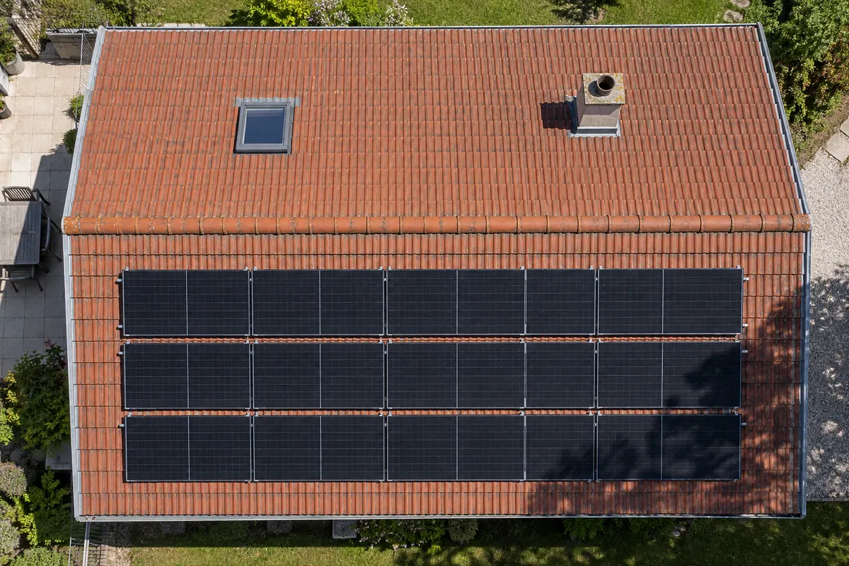 Vue aérienne d'un toit de villa avec panneaux solaires nouvellement posés en Suisse romande
