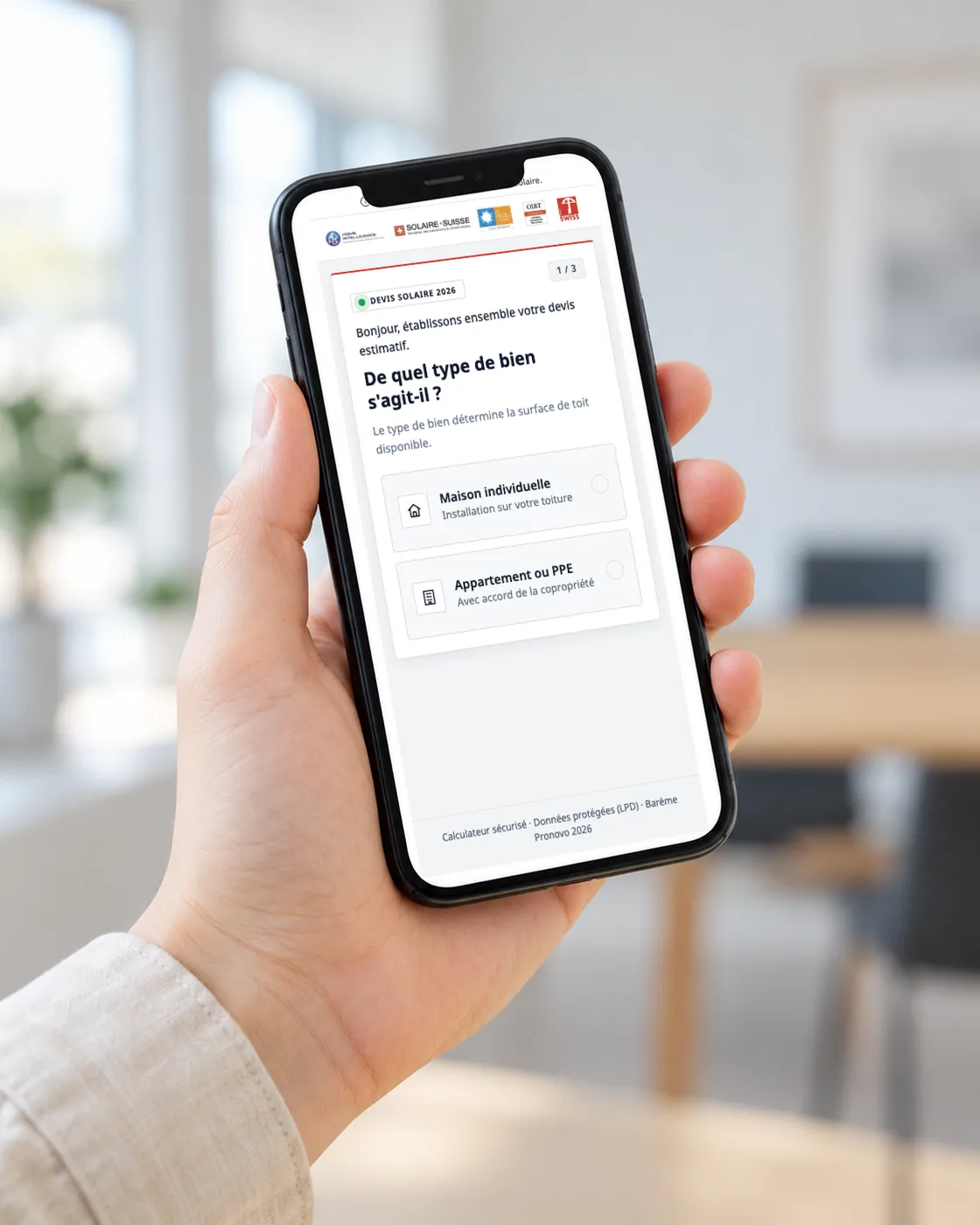 Le simulateur Home Intelligence ouvert sur un téléphone tenu en main
