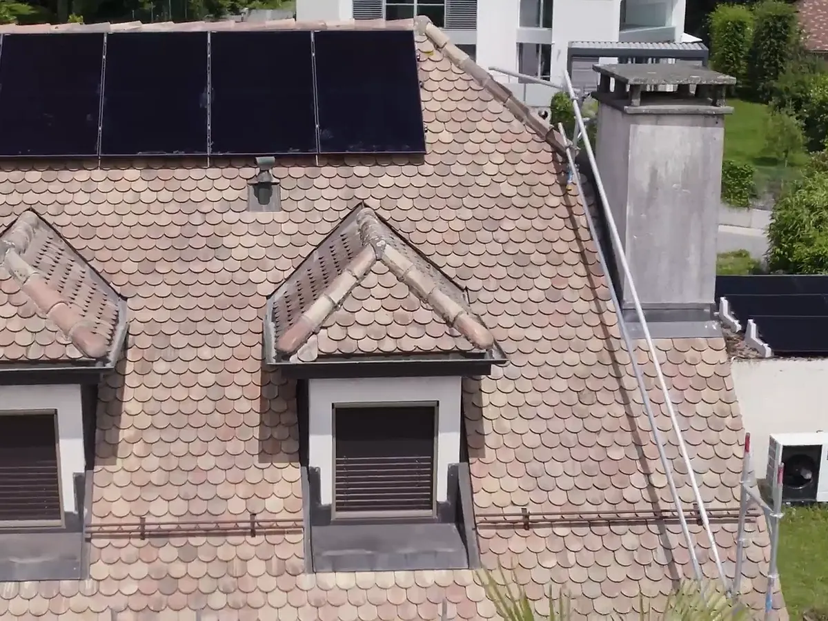 Toiture équipée de panneaux solaires, vue aérienne