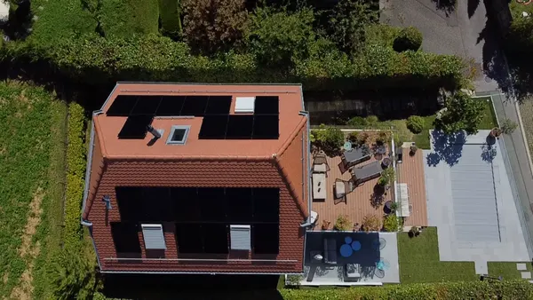 Villa équipée de panneaux solaires, canton de Neuchâtel, installation Home Intelligence
