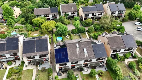 Immeuble équipée de panneaux solaires, canton de Genève, installation Home Intelligence