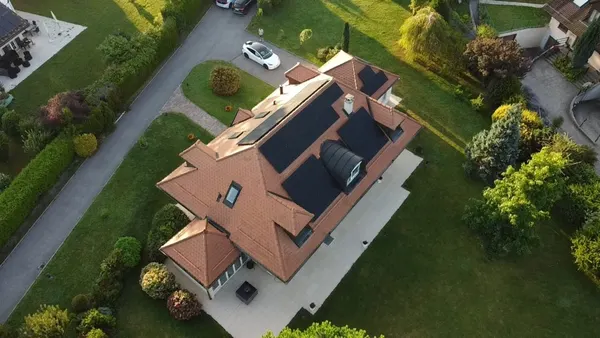 Villa équipée de panneaux solaires, canton de Jura, installation Home Intelligence