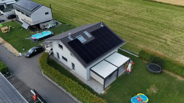 Villa équipée de panneaux solaires, canton de Jura, installation Home Intelligence