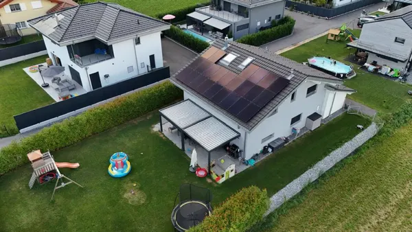 Villa équipée de panneaux solaires, canton de Genève, installation Home Intelligence
