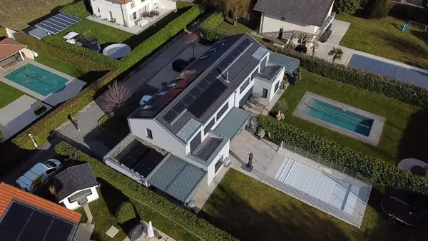 Villa équipée de panneaux solaires, canton de Neuchâtel, installation Home Intelligence