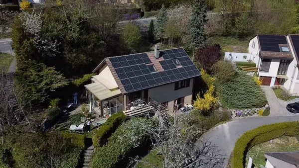 Villa équipée de panneaux solaires, canton de Neuchâtel, installation Home Intelligence