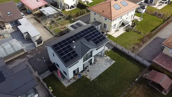 Villa équipée de panneaux solaires, canton de Genève, installation Home Intelligence