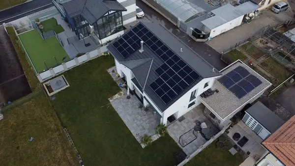 Villa équipée de panneaux solaires, canton de Jura, installation Home Intelligence