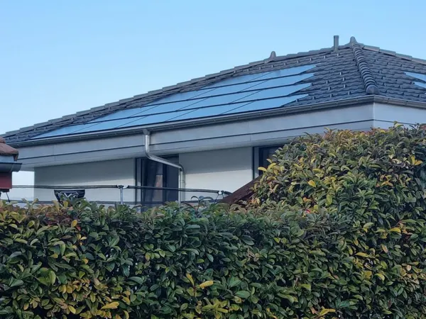 Villa équipée de panneaux solaires, canton de Neuchâtel, installation Home Intelligence