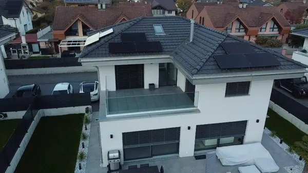 Villa équipée de panneaux solaires, canton de Genève, installation Home Intelligence