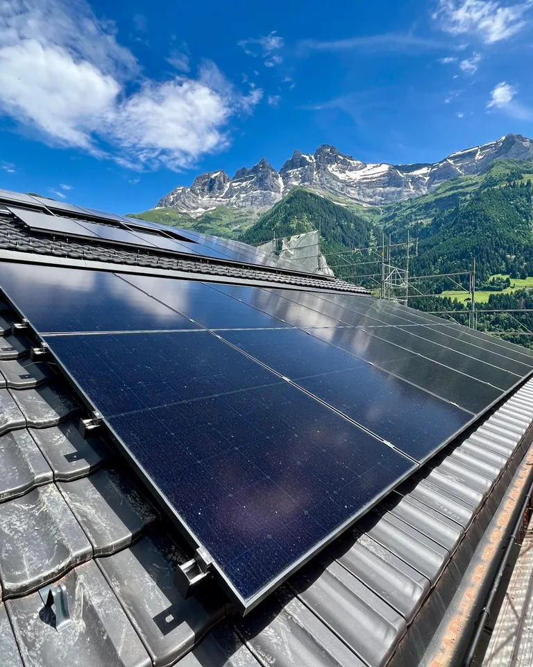 Panneaux solaires Home Intelligence sur une toiture face aux Alpes