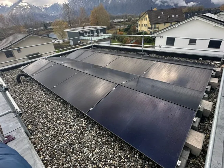 Panneaux solaires avec micro-onduleurs posés sur un toit plat