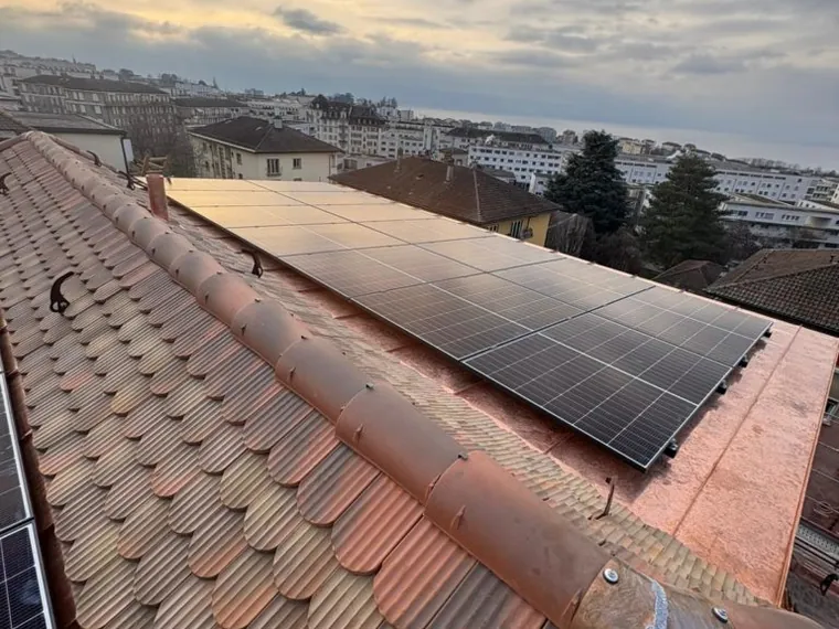 Panneaux solaires haute performance posés sur un toit en tuiles, en Suisse romande