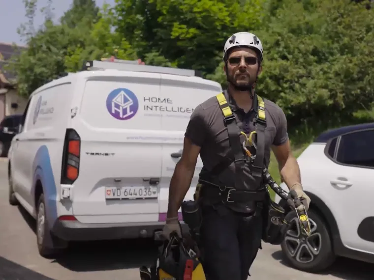 Technicien Home Intelligence devant le véhicule d'intervention