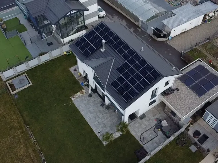 Villa équipée de panneaux solaires, vue aérienne du chantier terminé