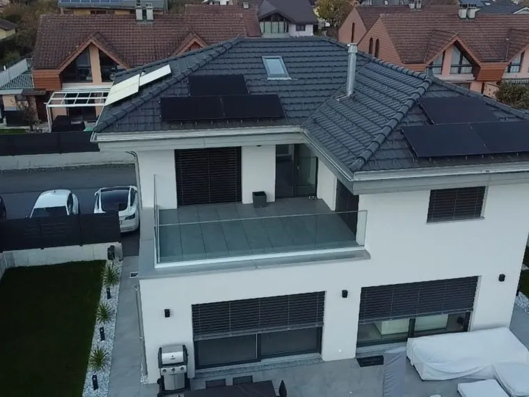 Villa moderne équipée de panneaux solaires par Home Intelligence