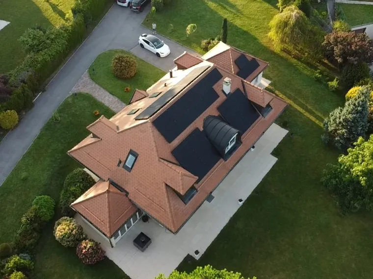 Villa au toit de tuiles équipée de panneaux solaires, vue aérienne